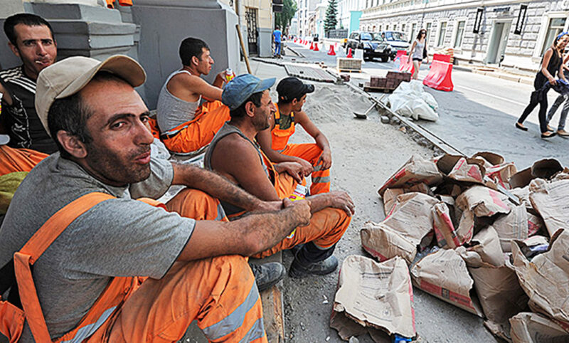 Пока популизм шагает по России, простой узбек молча кладет кирпич и строит Москву