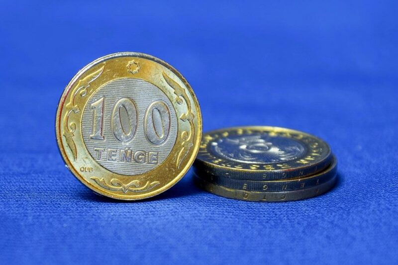 Тенге продолжает слабеть на фоне роста цен на нефть