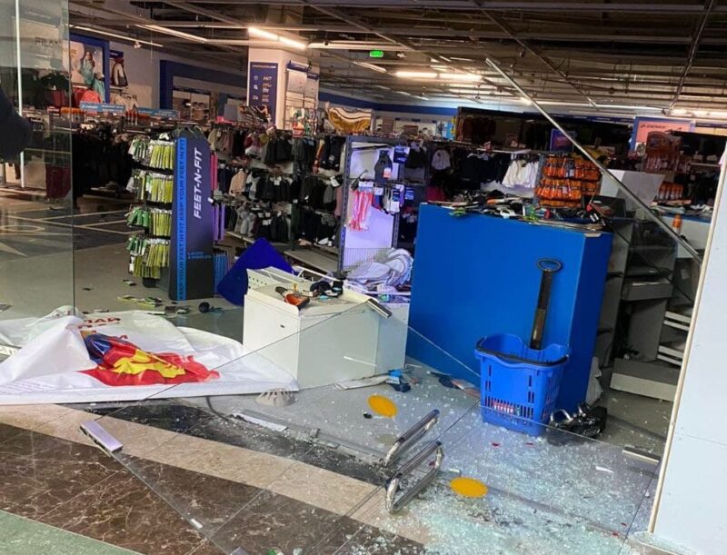 Мародеры грабили бутики в Алматы и даже пользовались примерочной Мародеры грабили бутики в Алматы и даже пользовались примерочной