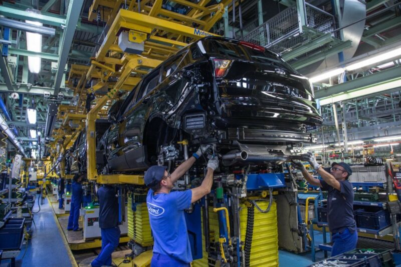 Ford сокращает тысячи рабочих мест, переходя на электричество
