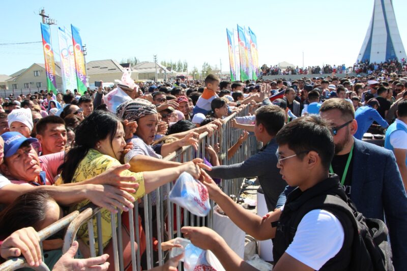 Жители Кызылорды устроили давку и драку из-за бесплатного плова