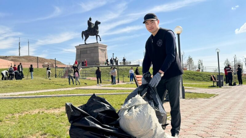 В Усть-Каменогорске стартовал субботник у памятника Кабанбай Батыру