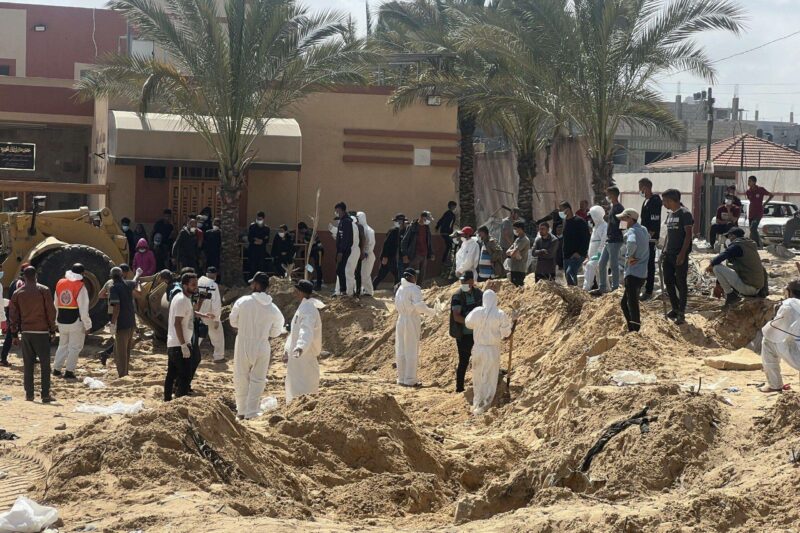 Обзор: в ФБР заявили об угрозе терактов в США, ООН "в ужасе" от массовых захоронений в Газе Обзор: в ФБР заявили об угрозе терактов в США, ООН "в ужасе" от массовых захоронений в Газе