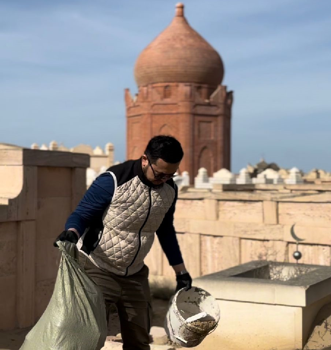 В Мангистау на территории некрополя "Кошкар ата" прошел субботник