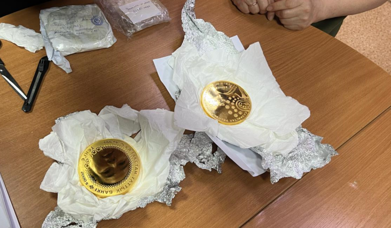 "Улов" в аэропорту Астаны: 400 млн тенге и золотые слитки "Улов" в аэропорту Астаны: 400 млн тенге и золотые слитки