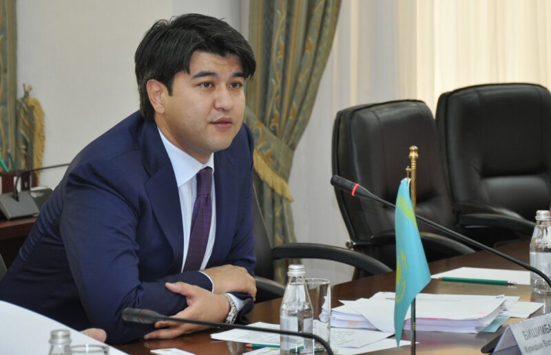 Как "золотой мальчик" разделил Казахстан на две части Как "золотой мальчик" разделил Казахстан на две части