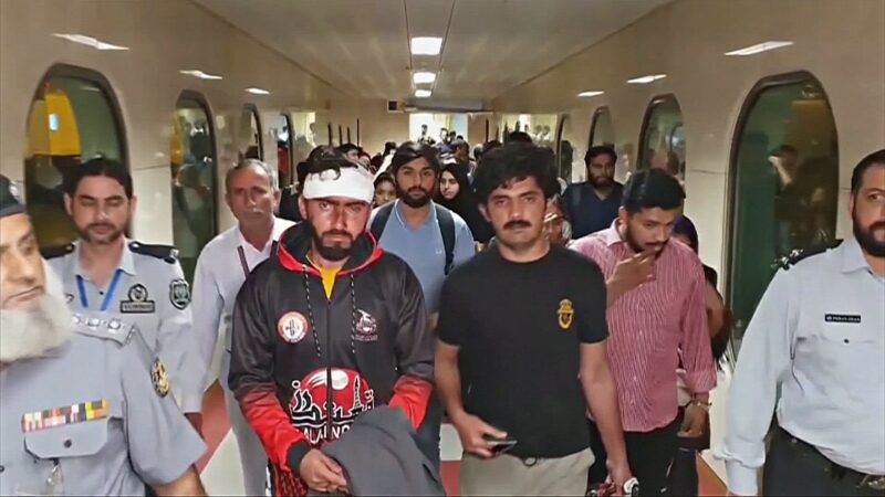 Обзор: сотни пакистанцев покидают Кыргызстан, в Астане встречаются главы МИД стран ШОС Обзор: сотни пакистанцев покидают Кыргызстан, в Астане встречаются главы МИД стран ШОС