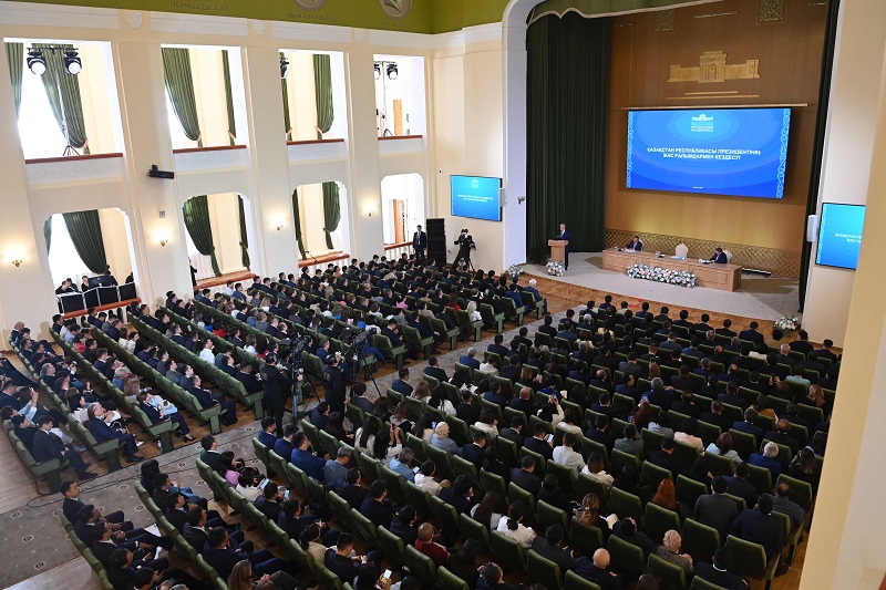 Касым-Жомарт Токаев встретился с молодыми учеными в здании Национальной академии наук Касым-Жомарт Токаев встретился с молодыми учеными в здании Национальной академии наук