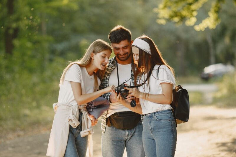 Каким источникам для путешествий и отпуска доверяет молодежь?