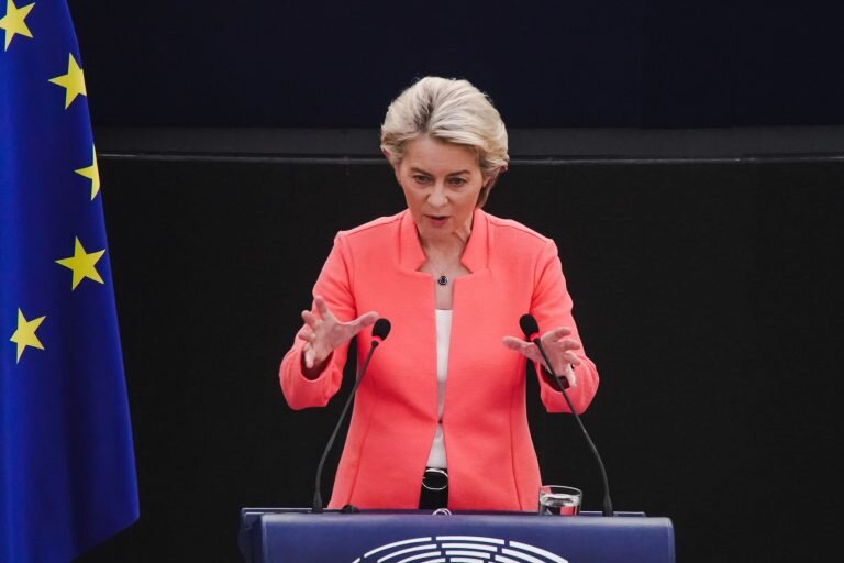 Обзор: Китай выявил двух шпионов MI6; в Болгарии освистали главу Еврокомиссии