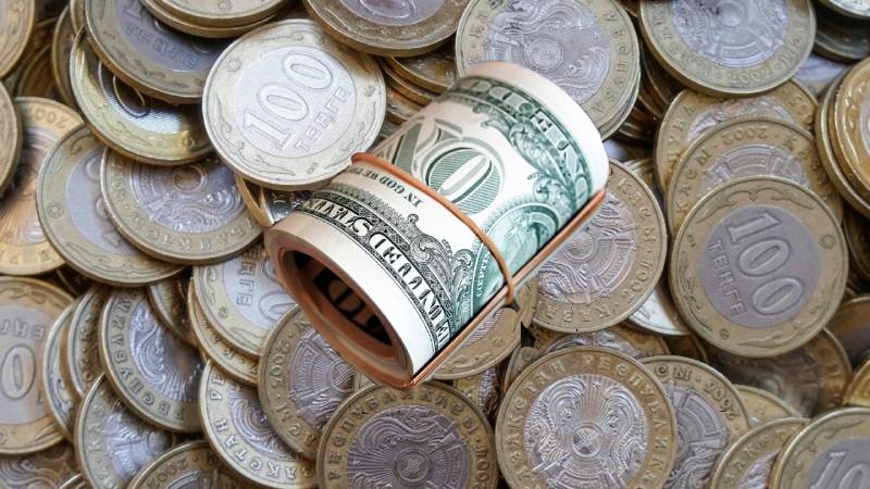 АФК: снижение нефтяных котировок может оказать давление на тенге и темпы роста экономики