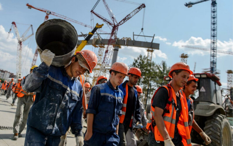 Узбекские трудовые мигранты массово покидают Россию. И куда едут?