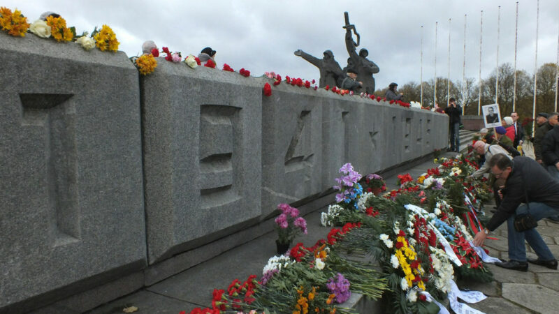 Обзор: Беларусь поставляла Азербайджану оружие; Литва одобрила перенос захоронений советских воинов