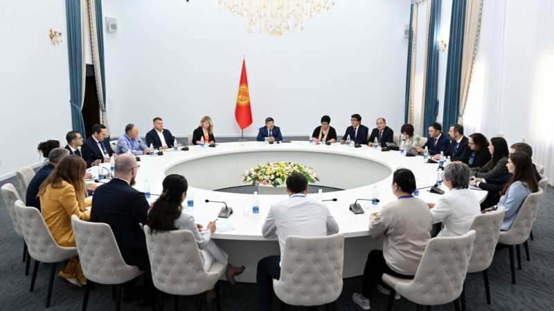 Обзор: в Узбекистане запретили раздавать подарки; Жапаров провел встречу с крупным бизнесом США