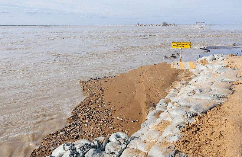 Уникальная карта паводка 2024 года в Атырауской области передана в музей Уникальная карта паводка 2024 года в Атырауской области передана в музей