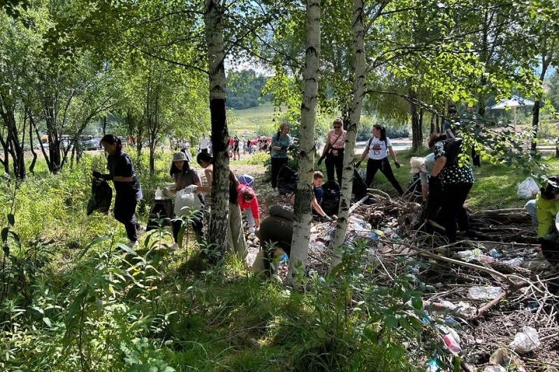 Более 10 тонн мусора вывезли участники акции "Таза Қазақстан" в ВКО Более 10 тонн мусора вывезли участники акции "Таза Қазақстан" в ВКО