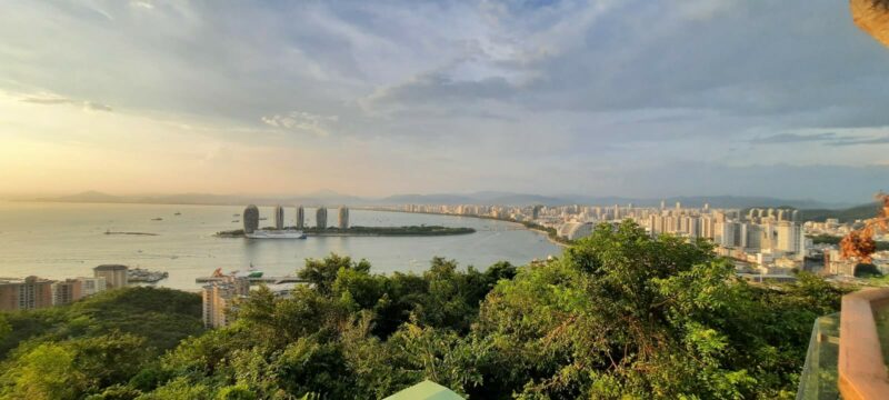 Чем казахстанцев манит Хайнань?   