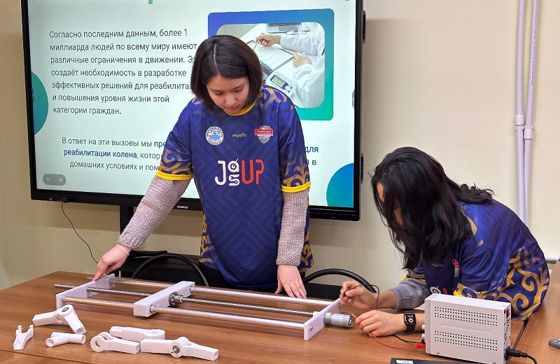 Учащиеся из Атырау изобрели аппарат для реабилитации людей с инвалидностью Учащиеся из Атырау изобрели аппарат для реабилитации людей с инвалидностью