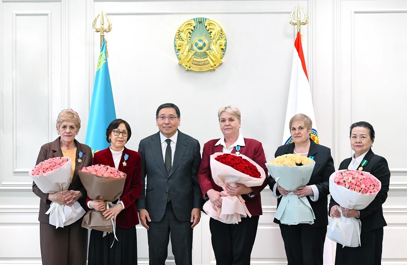 Жительницам Алматы вручили ордена и медали от Главы государства