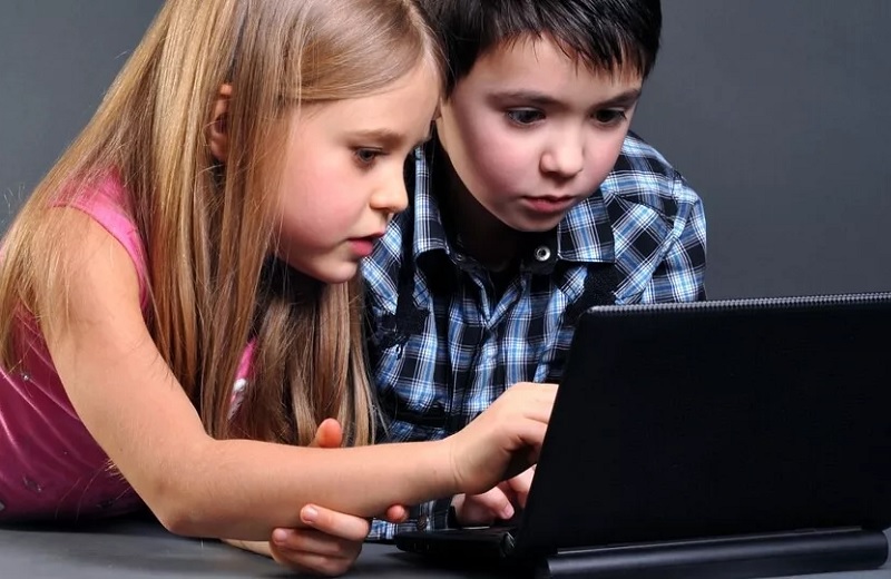 Мошенники, кибербуллинг и прочие неприятности: как защитить детей от онлайн-угроз во время каникул