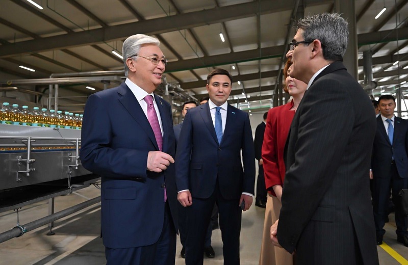 Президент Казахстана Касым-Жомарт Токаев посетил новый завод Coca-Cola Içecek Kazakhstan в Шымкенте