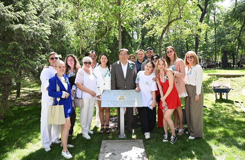 Масштабный субботник ко Дню Победы в Алматы: 10 тысяч куб мусора и 600 новых деревьев (фоторепортаж)