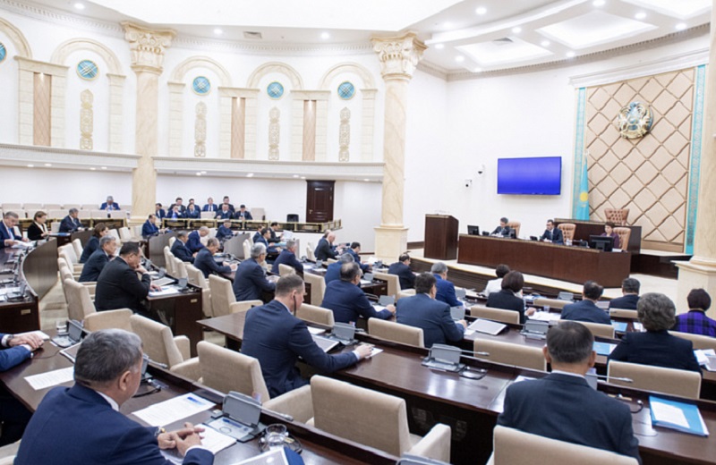 Как сенаторы решают проблемы регионов: что стоит за депутатскими запросами в Казахстане