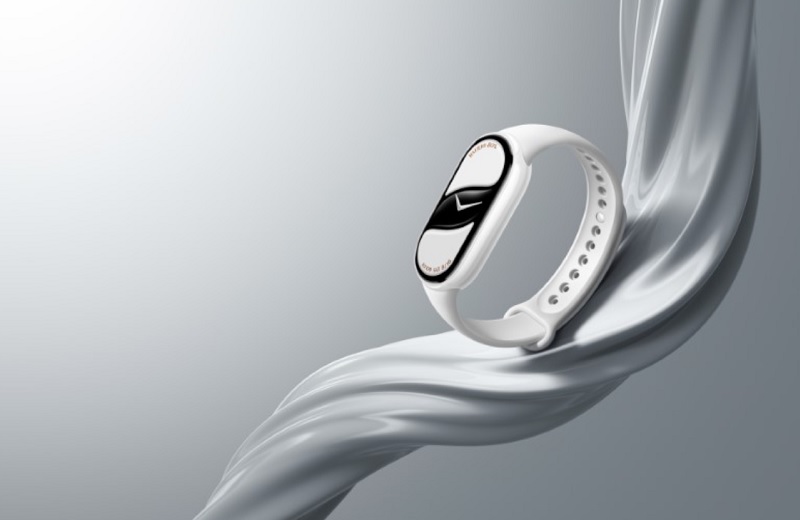 Фитнес-браслет Xiaomi Smart Band 10 с AMOLED-дисплеем и керамическим корпусом в жемчужно-белом цвете, представлен на запястье с отображением экрана и стильным ремешком.