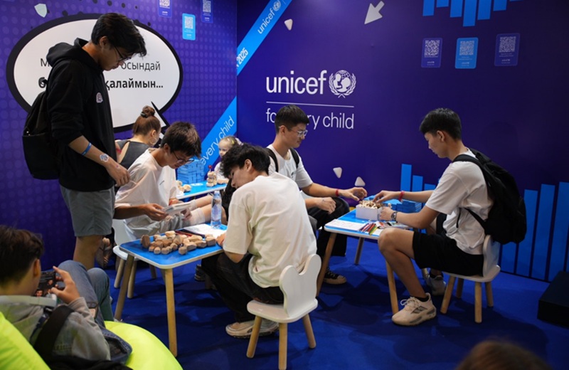 Дети работают на Comic Con Astana 2025