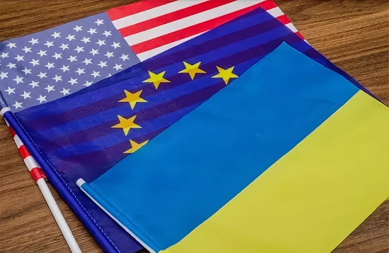 Почему Европа важнее для Украины, чем США: долгосрочные выгоды евроинтеграции Флаги Украины, ЕС и США на деревянной поверхности, символизирующие геополитический Европа для Украины важнее