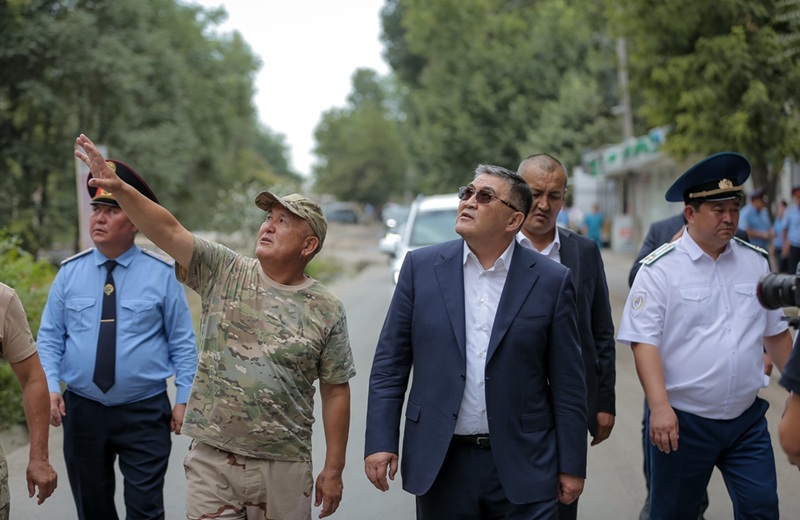 Глава ГКНБ Кыргызстана Ташиев пригрозил наказать руководство КПП "Достук" за коррупцию Ташиев на КПП "Достук"