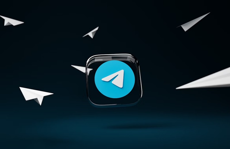 Логотип Telegram на фоне бумажных самолётиков — символ медиаплатформы