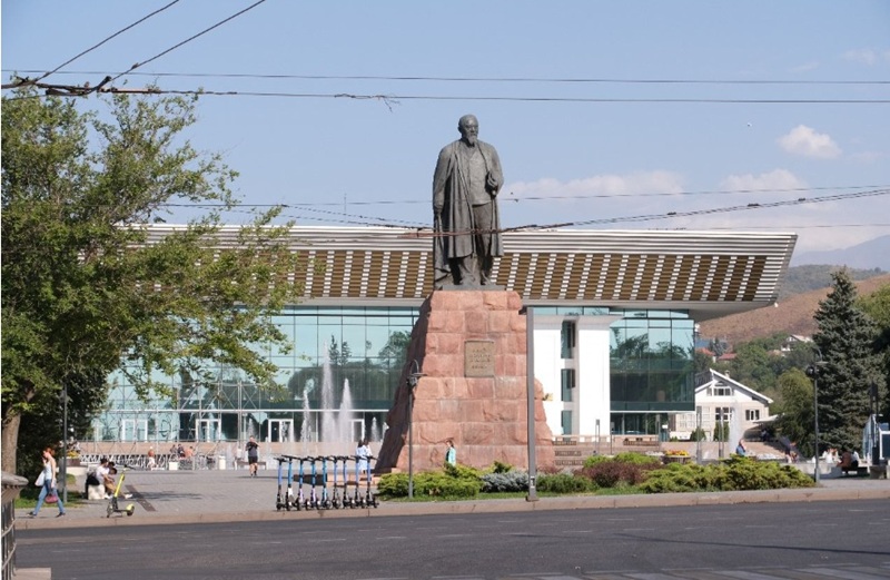 Памятник Абаю у Дворца Республики в Алматы - реновация жилья в Алматы