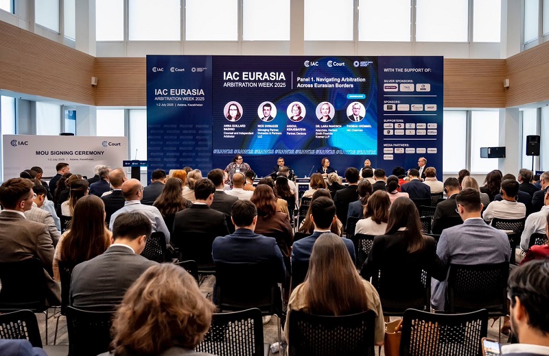 Панельная дискуссия на Евразийской неделе арбитража 2025 в Астане. Участники слушают спикеров на форуме IAC Eurasia Arbitration Week