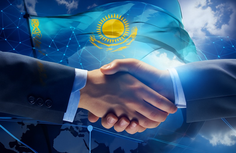 Рукопожатие на фоне флага Казахстана и цифровой карты мира — как дипломатическая стратегия в международном сотрудничестве РК и дипломатии