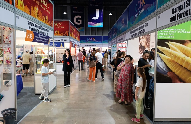 Китайская выставка в Алматы 2025 — стенды компаний и посетители в павильоне Атакент