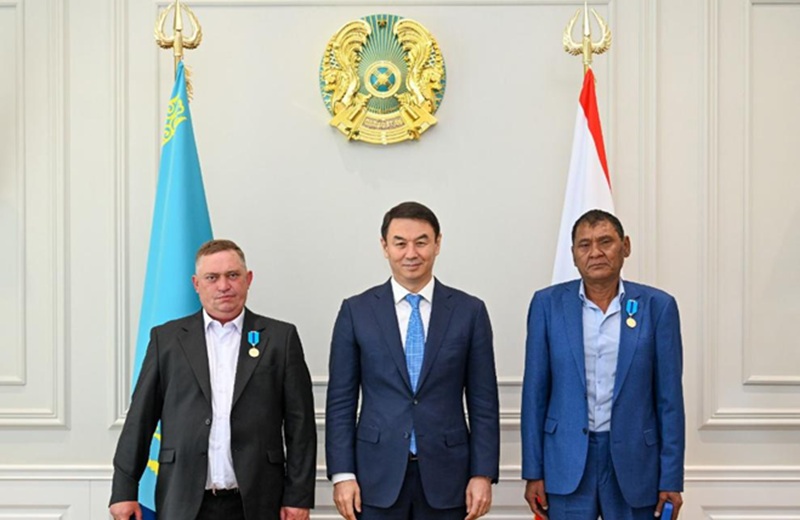 аким Алматы вручил государственные награды