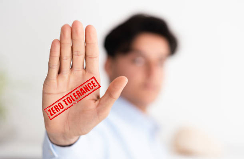 Ладонь с надписью - символизирует принцип нулевой терпимости