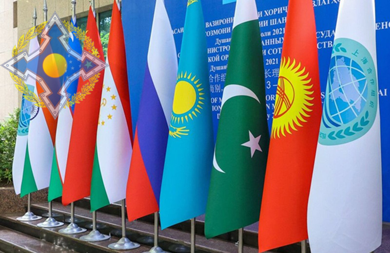 Флаги стран ЦА, ШОС и значок ОДКБ - символизируют механизмы коллективной безопасности