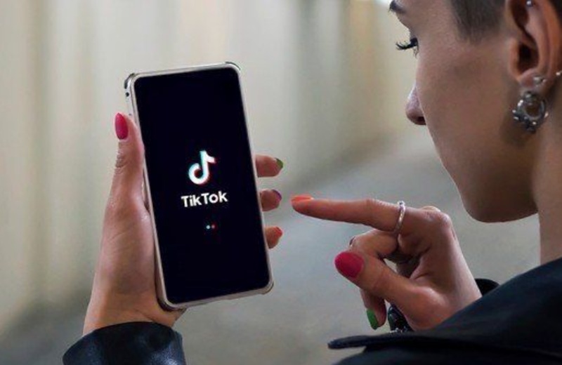 TikTok приглашает казахстанцев праздновать День домбры Девушка смотрит TikTok - TikTok приносит бизнесу Казахстана до 438 млрд тенге
