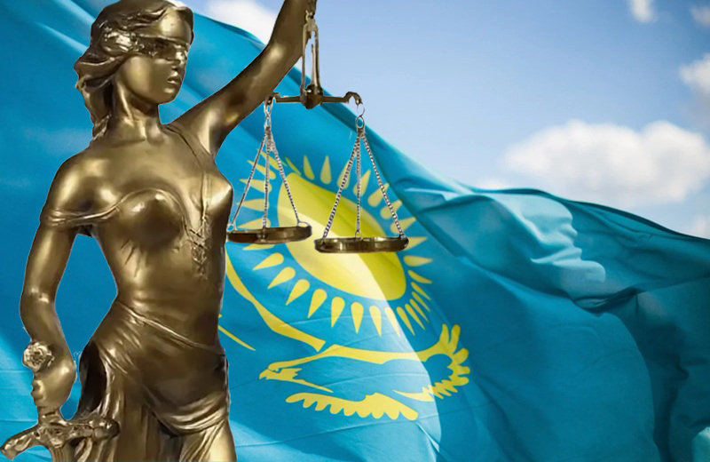 Как в Казахстане укрепляют закон и порядок Фемида на фоне флага - символизирует закон и порядок в Казахстане
