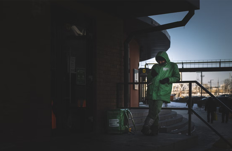 Курьеры на износ: как приложения онлайн доставки лишают людей социальных прав Доставка онлайн - курьер