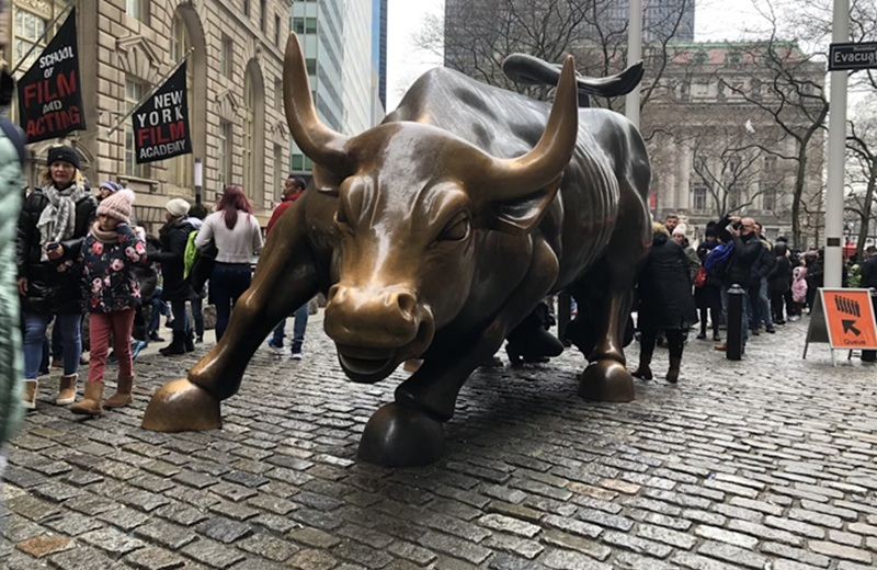 бронзовый бык - символизирует фондовый рынок, акции и дивидендный сезон