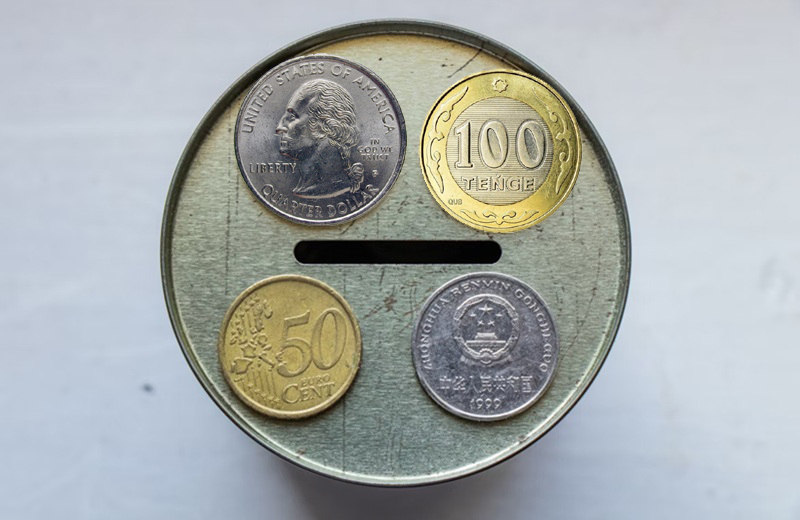 Монеты разных стран в копилку - символизирует прогноз курса тенге к доллару