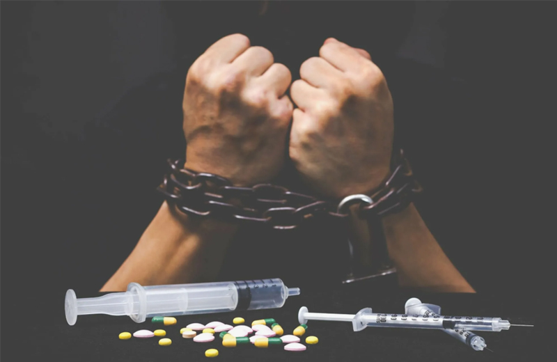 наркотики символизирует, что наркоагрессоры угрожают национальной безопасности Казахстана