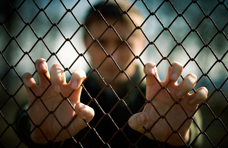 Почему в ряде стран Центральной Азии растет подростковая преступность – тревожные тренды Подросток за решеткой - символизирует - Подростковая преступность