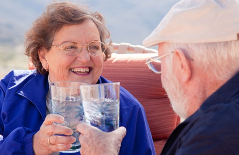 Питьевой режим: как объяснить старшему поколению важность его соблюдения Почему для пожилых людей важен питьевой режим