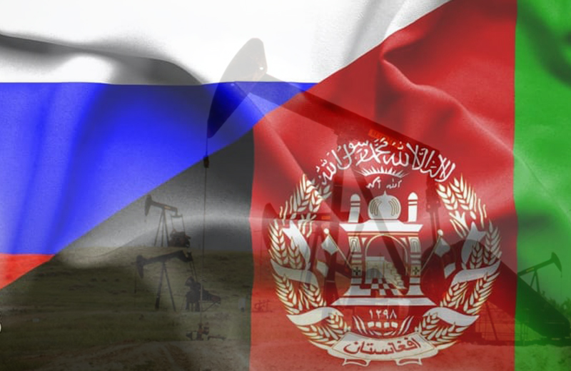 Флаги РФ и Афганистана на фоне нефтяных качалок - SWOT-анализ: Талибан пытается договориться с Россией после разрыва сделки с Китаем