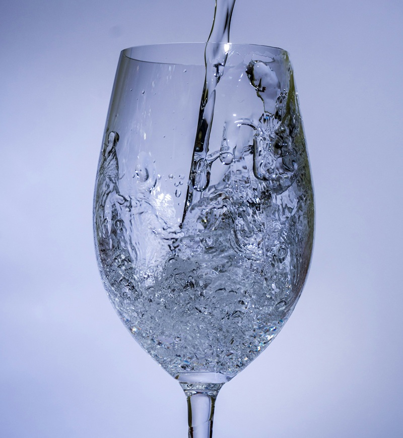 Вода и мозг: как гидратация влияет на память и концентрацию Вода и мозг: заглавная