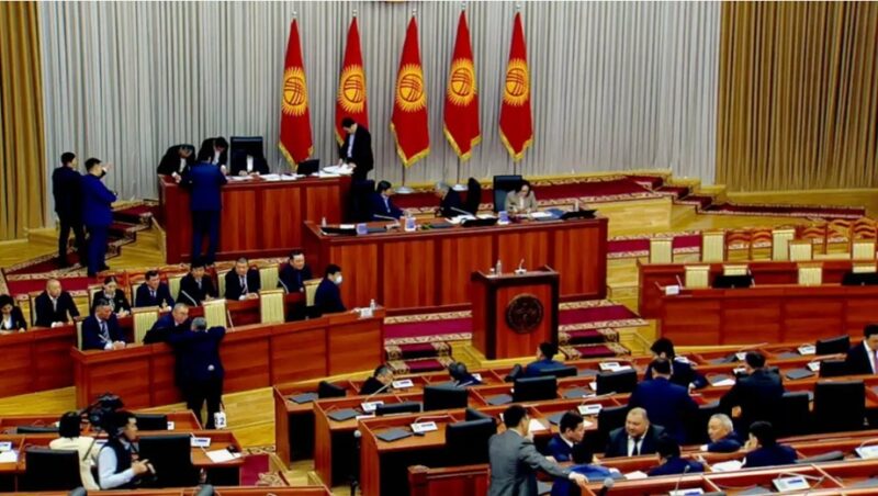 Жогорку Кенеш 2025: депутаты Кыргызстана объявили о самороспуске Жогорку Кенеш, парламент Кыргызстана